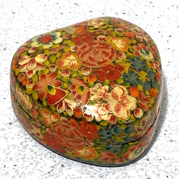 Heart shaped trinket box black lacquerware and floral decoupage keepsake holder - Picture 2 of 7